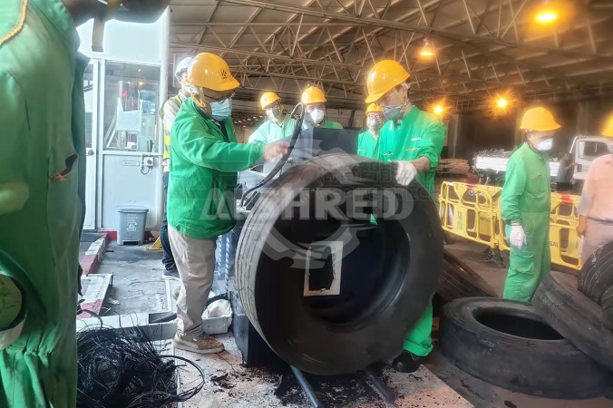 Tire Debeader voor een project voor het versnipperen en verwerken van afgedankte banden in Macao