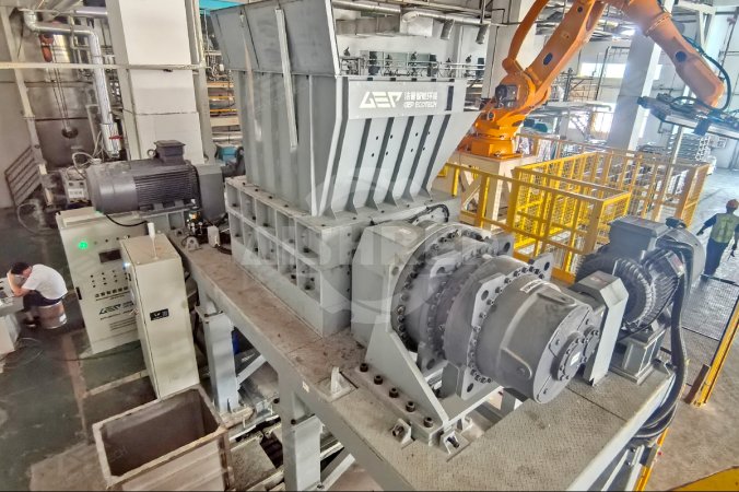 Dubbele asversnipperaar gebruikt in CuO-productielijnproject in Guangdong, China