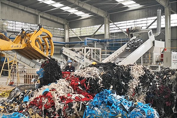 Recyclingfabriek voor textielafval