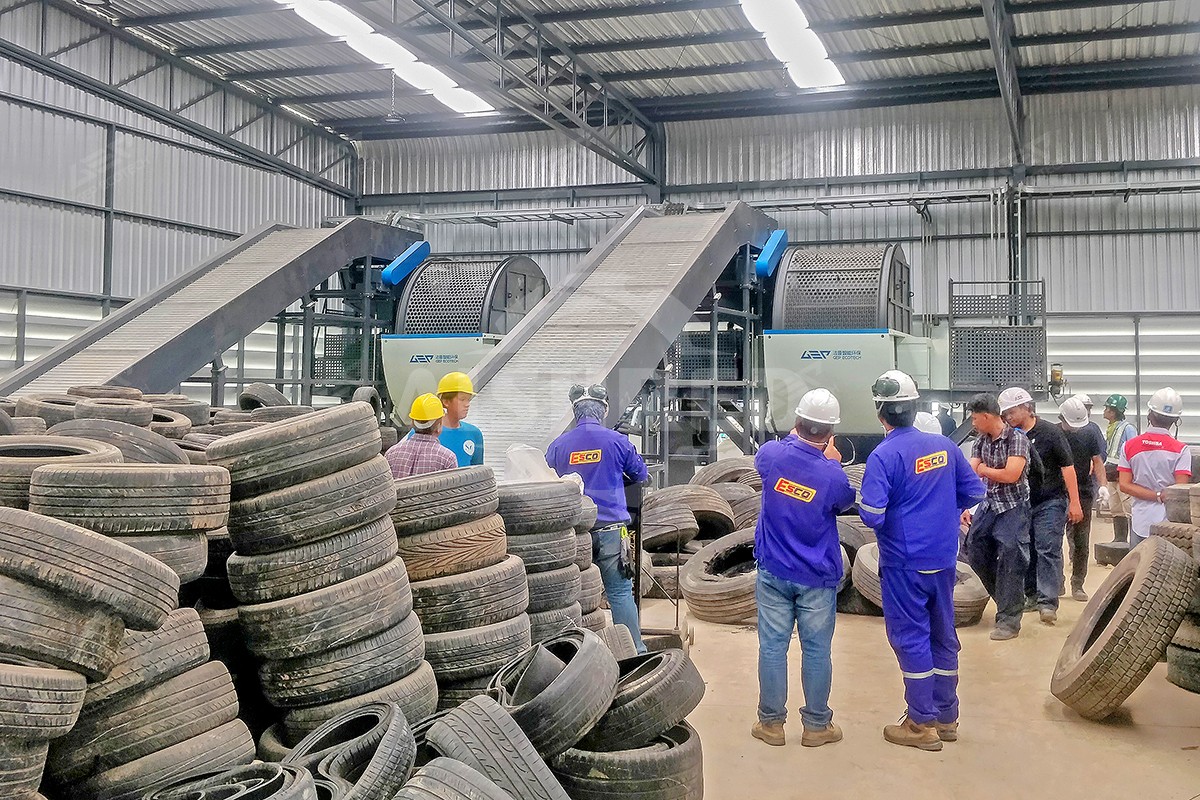 Recyclingslijn voor afgedankte banden in Thailand