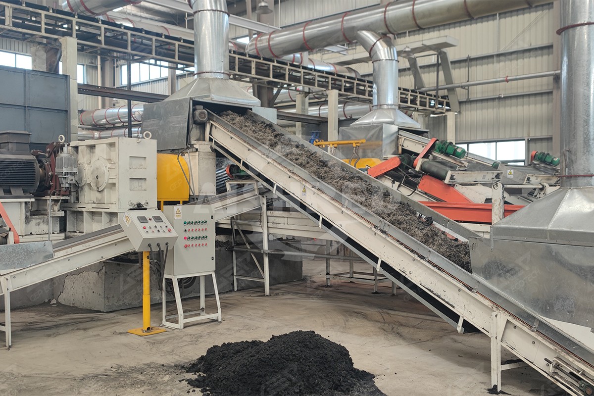 Rubbervermalingsinstallatie voor een verwerkingslijn voor afgedankte banden in Henan, China